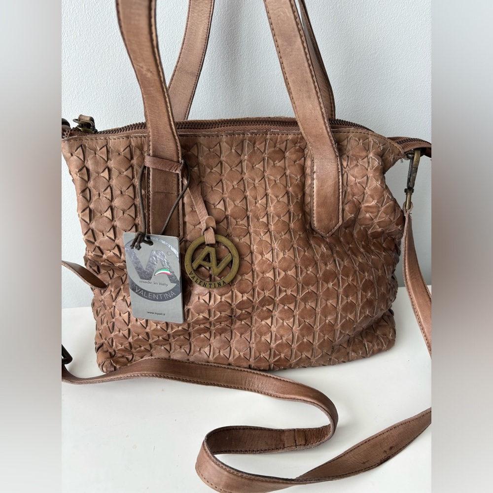 NWT💥woven Italian leather handbag with adjustable shoulder strap, colour tan,
